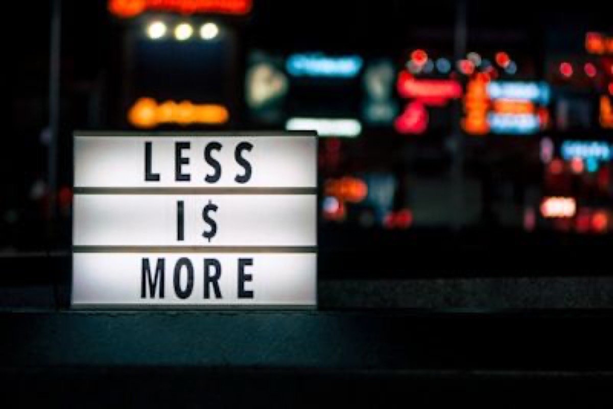 Lichtbak met de tekst Less is more