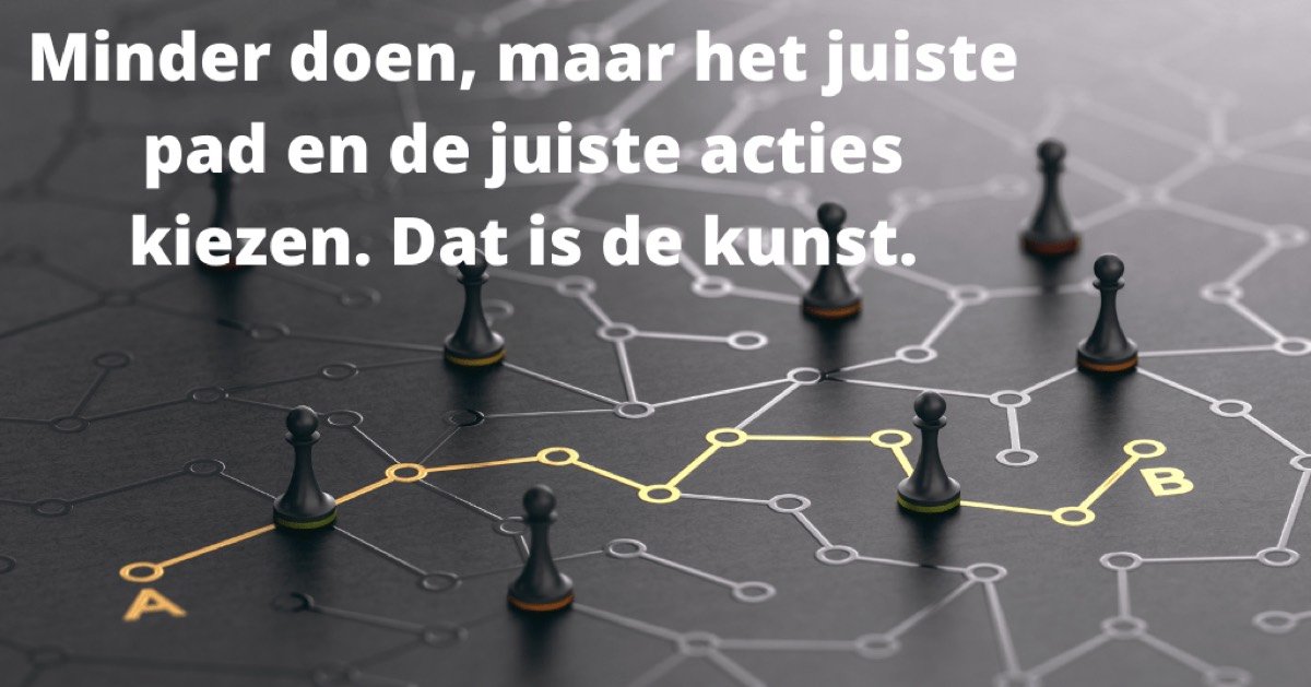 Schaakstukken op een netwerk van paden met één pad uitgelicht, met de tekst: minder doen, maar het juiste pad en de juiste acties kiezen. Dat is de kunst.