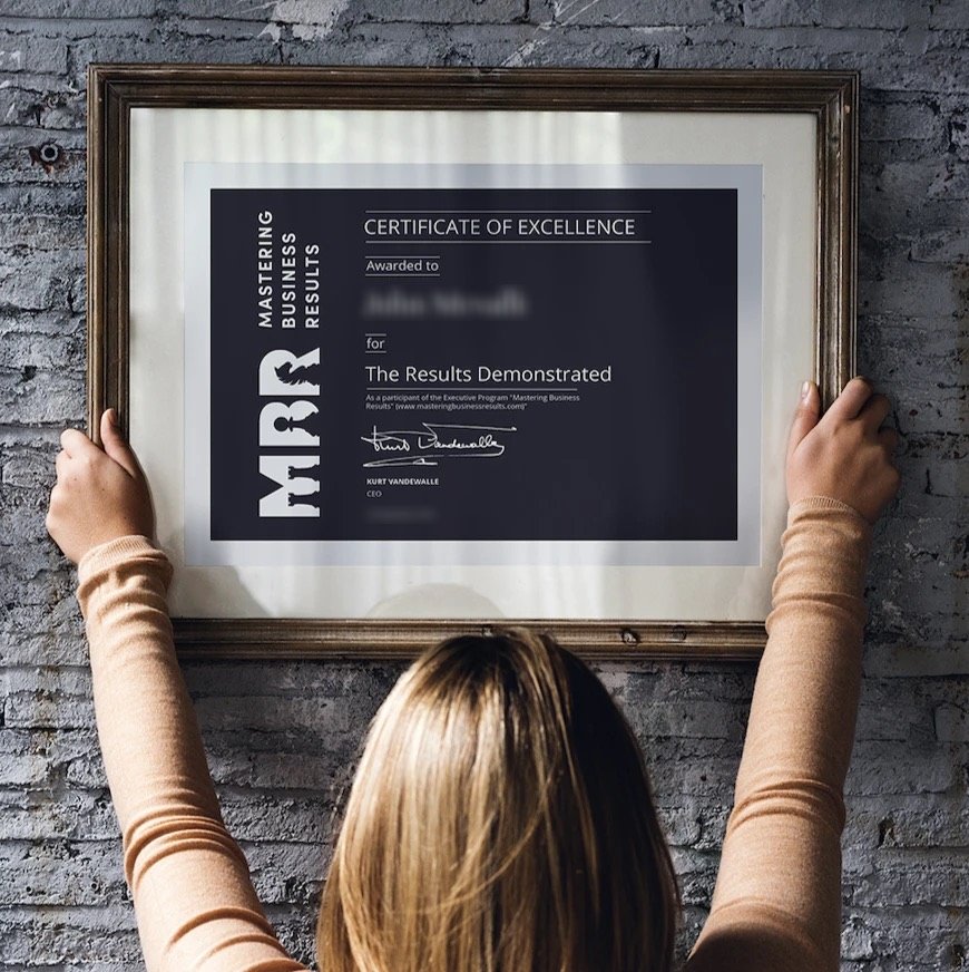 Het Certificate of Excellence van Mastering Business Results aan de muur, toegekend for the results demonstrated